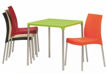 Jednoduchá, plastová, stohovatelná židle. BOULEVARD Ideální pro venkovní použití, eventuelně pro jídelny a pod. - snadná údržba. Ve více barvách 