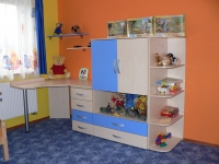 Dětský pokoj u zákazníka. Barvy Bříza a modrá . Psací rohový stůl Atyp- na míru, ostatní skříňky ze sestavy Trend. 