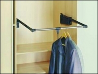 Sklopná šatní tyč do vyšších skříní. 60-90 cm 