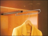 Výsuvná šatní tyč do mělkých skříní 25-50 cm. 