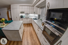 Kuchyně Deli- v novém materiálu PINO Aurelio Krásný bílý vzor s krémovým dekorem dřeva . Foceno u zákazníka pár dní po montáži 
